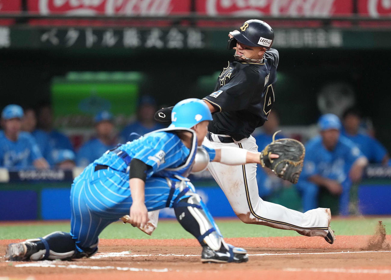 西武対オリックス　6回表オリックス1死一、三塁、ゴンザレスの左犠飛で生還する三塁走者森。捕手古賀（撮影・鈴木みどり）