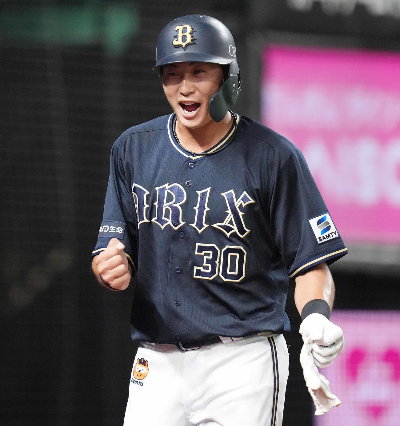 西武対オリックス　2回表に走者一掃の適時三塁打を放ったオリックス広岡はベンチへ戻りながらガッツポーズ（撮影・鈴木みどり）
