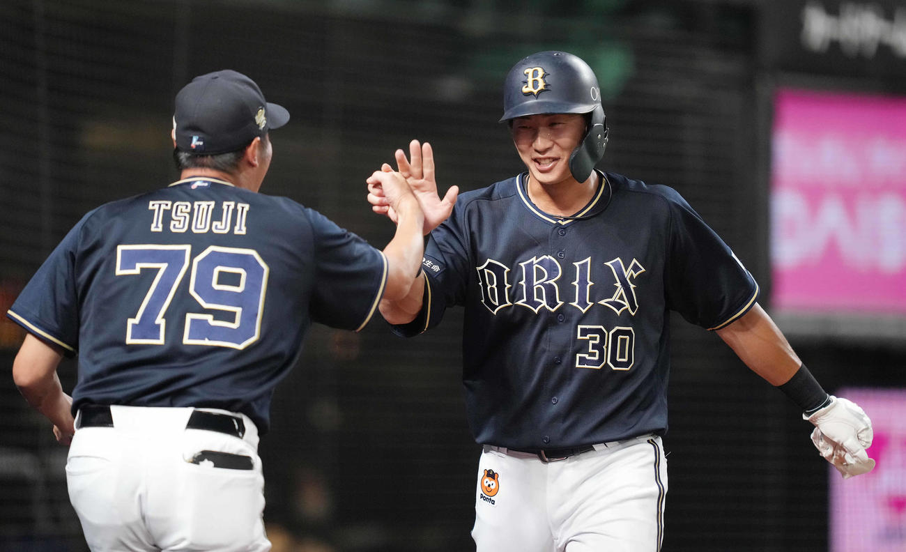 西武対オリックス　2回表に走者一掃の適時三塁打を放ったオリックス広岡（右）は辻コーチとハイタッチ（撮影・鈴木みどり）