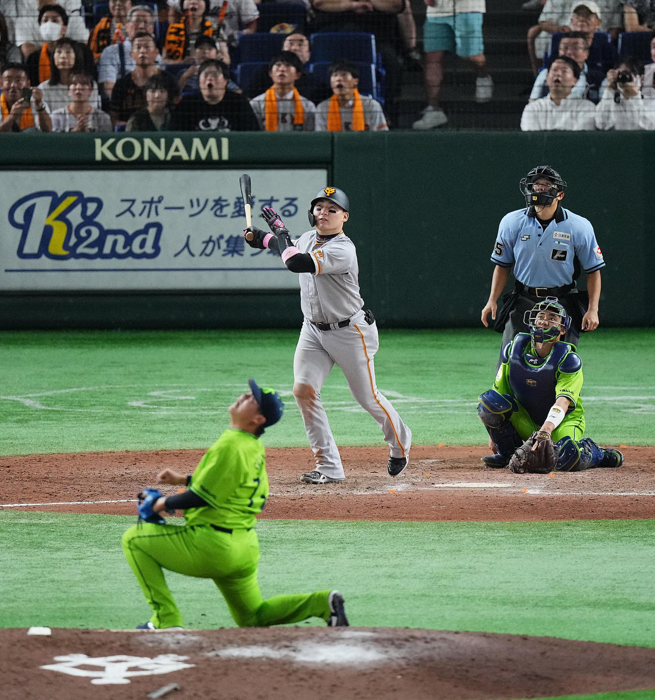 巨人対ヤクルト　8回裏巨人1死、右越えソロ本塁打を放つ丸。投手清水（撮影・垰建太）