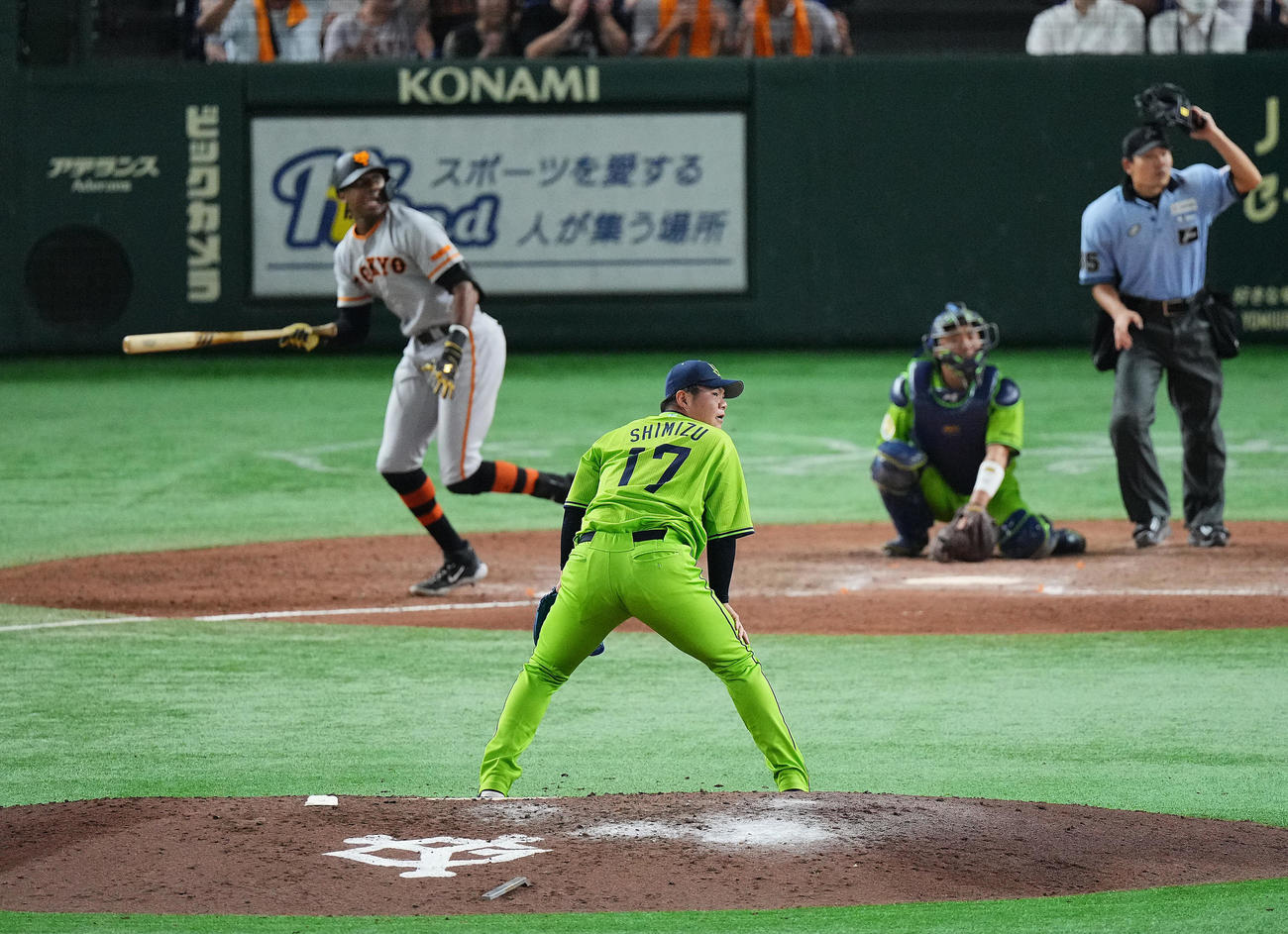 巨人対ヤクルト　8回裏巨人1死、ブリンソンに2者連続となるソロ本塁打を浴びる清水（撮影・垰建太）