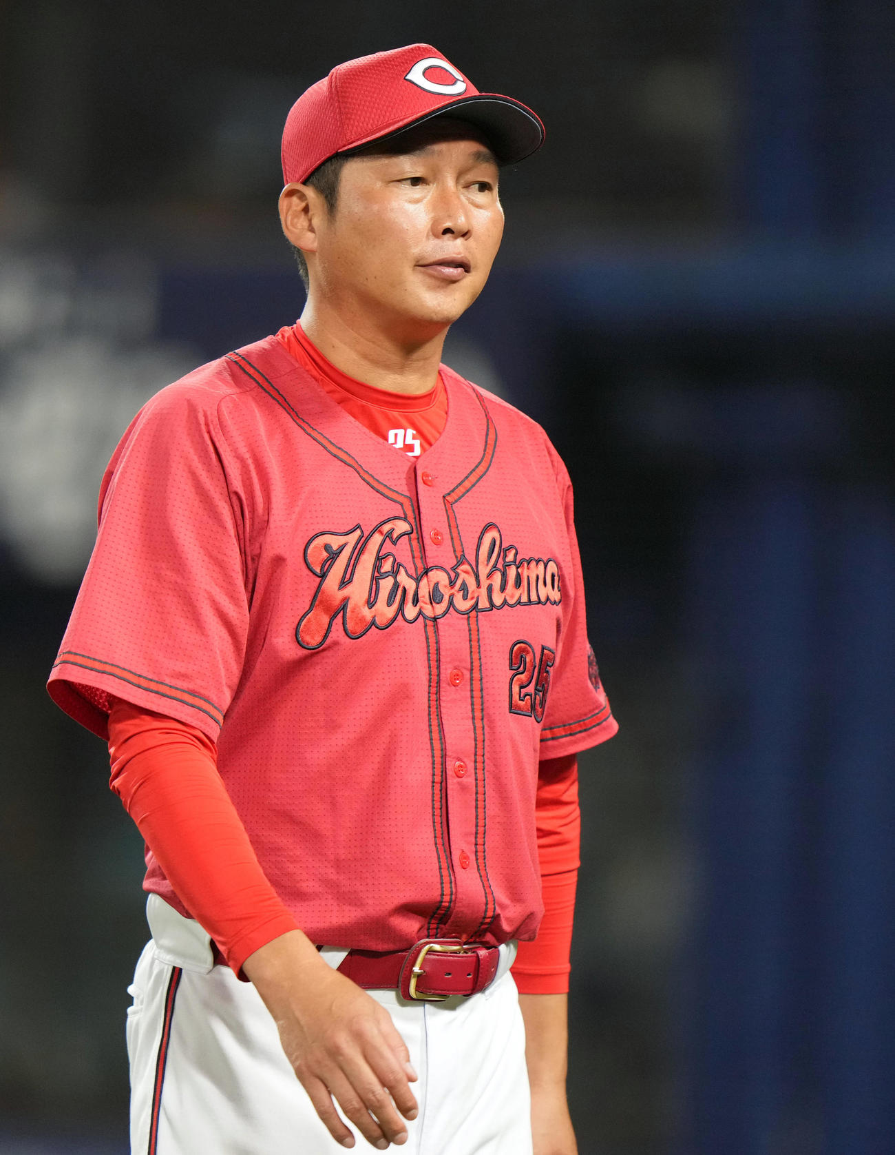 DeNA対広島　9回表を終え、選手の交代を告げ、ベンチに戻る新井監督（撮影・狩俣裕三）