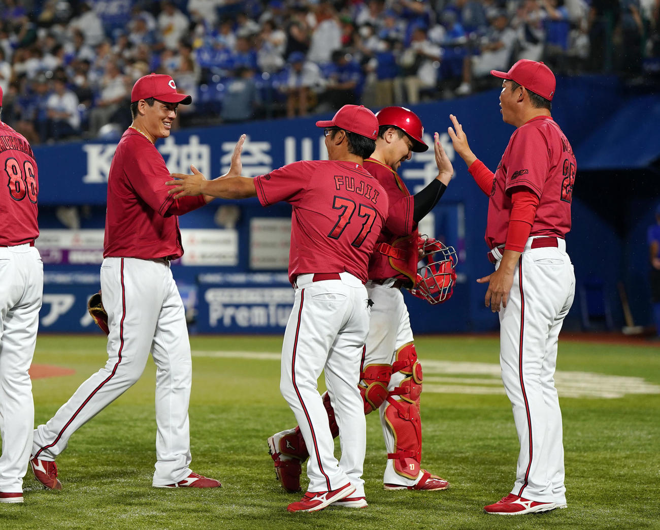 DeNA対広島　無四球完封勝ちで7勝目を挙げ、新井監督（右）に迎えられる九里（左）（撮影・狩俣裕三）