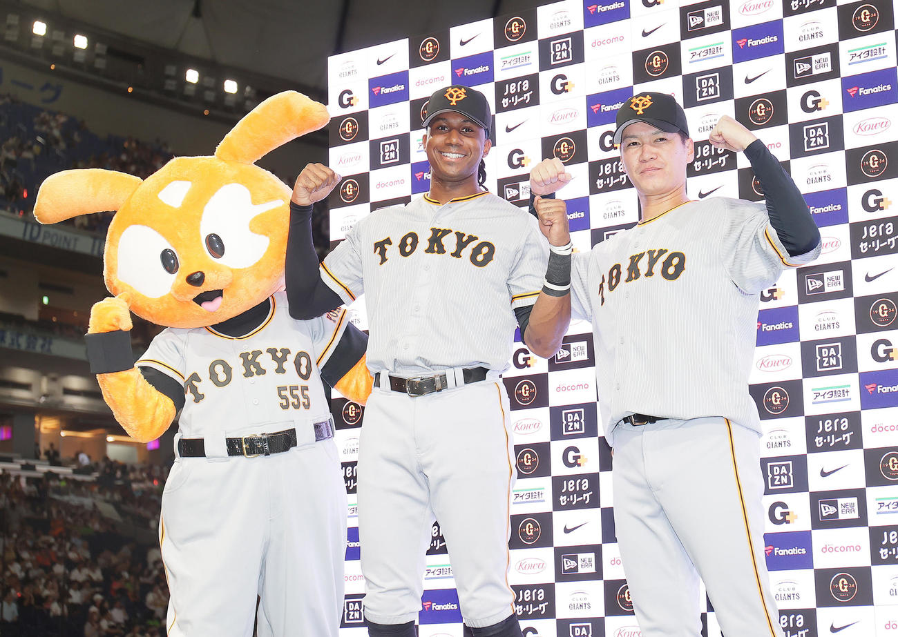 巨人対ヤクルト　勝ち越し本塁打の巨人ブリンソン（左）と移籍後初勝利の鈴木康はお立ち台で笑顔を見せる（撮影・足立雅史）