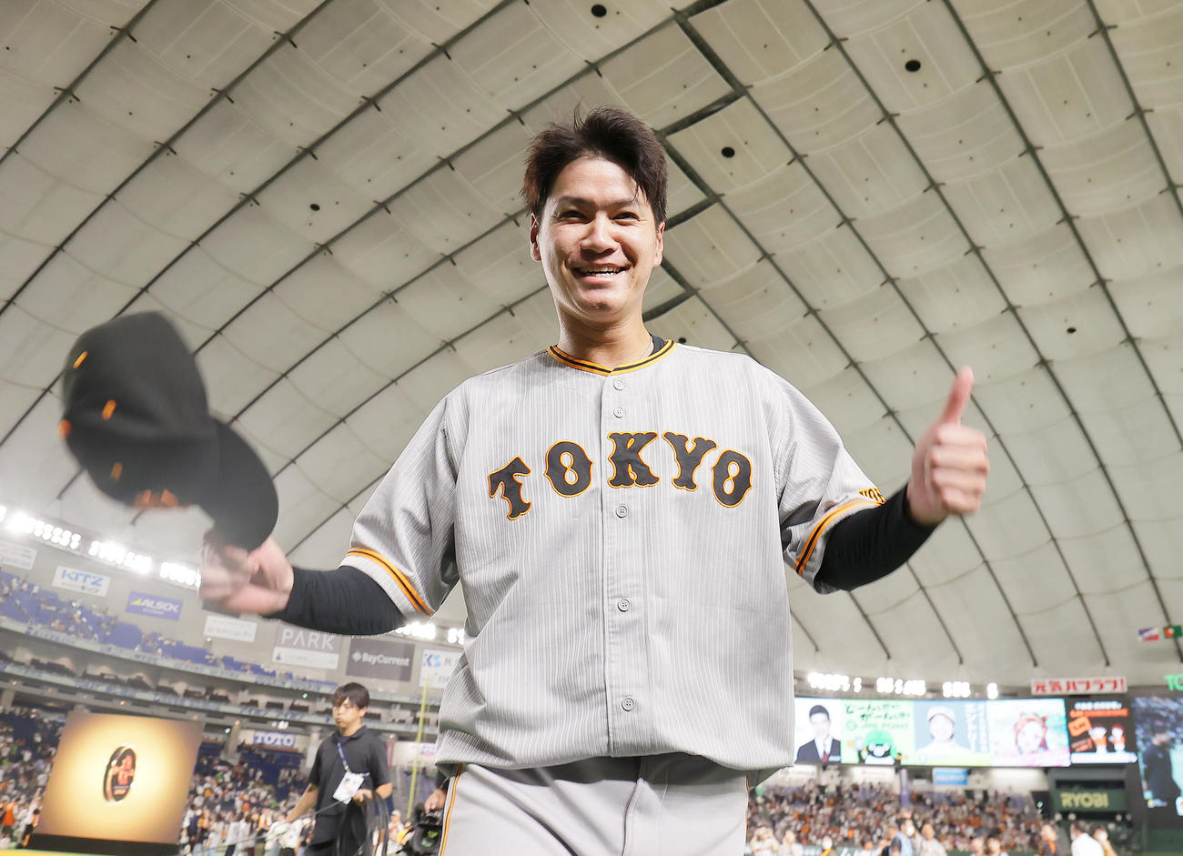 巨人対ヤクルト　笑顔を見せる移籍後初勝利の鈴木康（撮影・足立雅史）