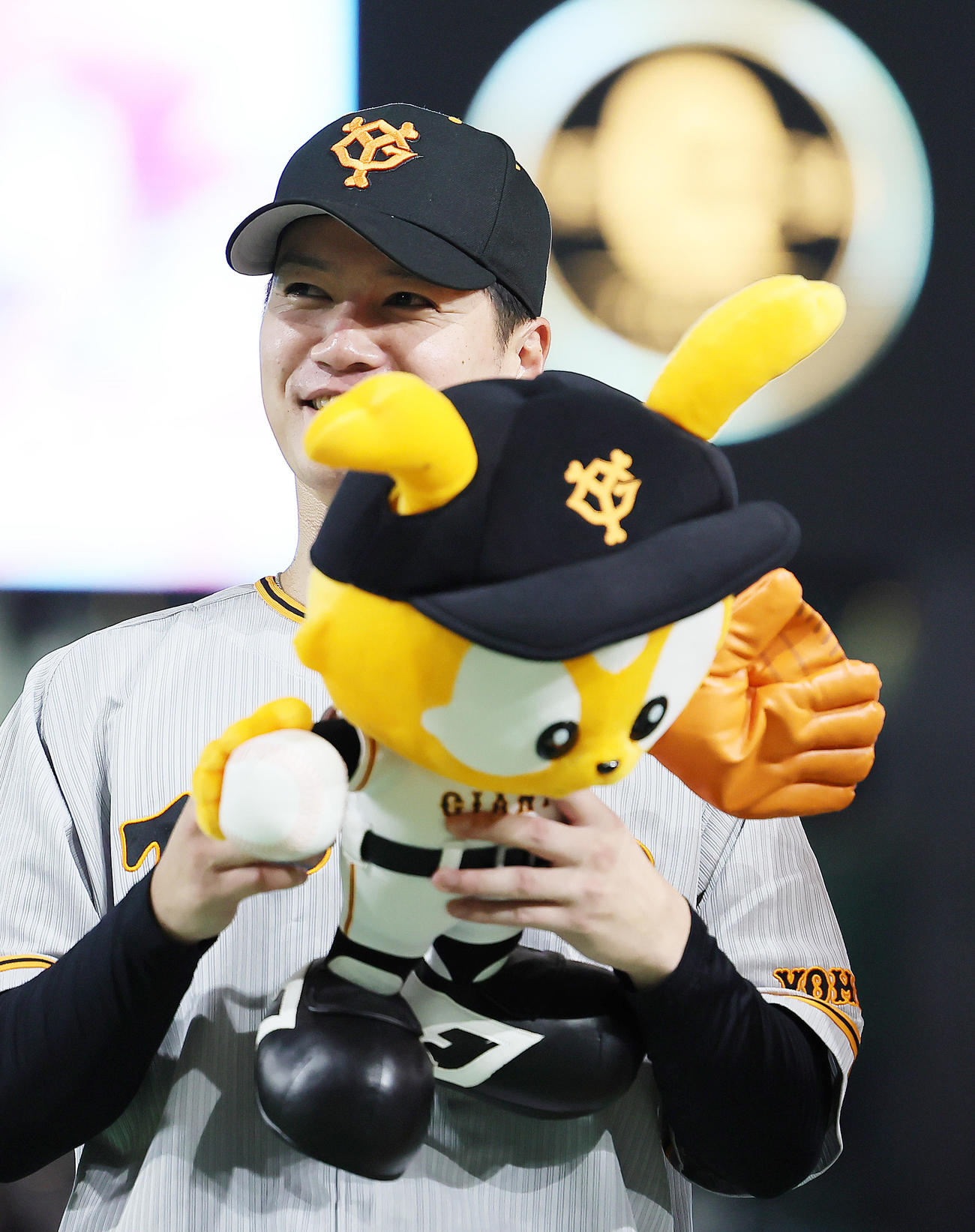 巨人対ヤクルト　移籍後初勝利を挙げた巨人鈴木康はジャビット人形を手に笑顔を見せる（撮影・足立雅史）