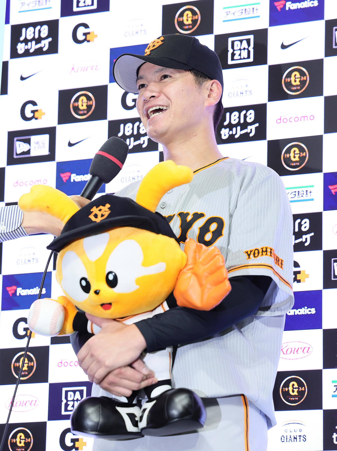 巨人対ヤクルト　移籍後初勝利を挙げた巨人鈴木康はジャビット人形を手に笑顔でヒーローインタビューに答える（撮影・足立雅史）