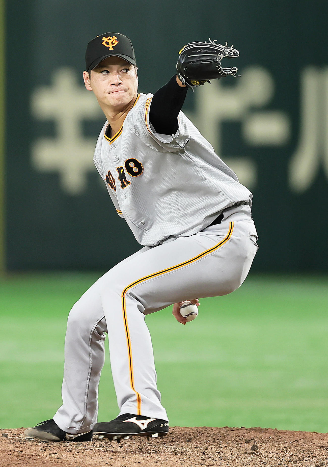 巨人対ヤクルト　移籍後初勝利を挙げた巨人鈴木康（撮影・足立雅史）