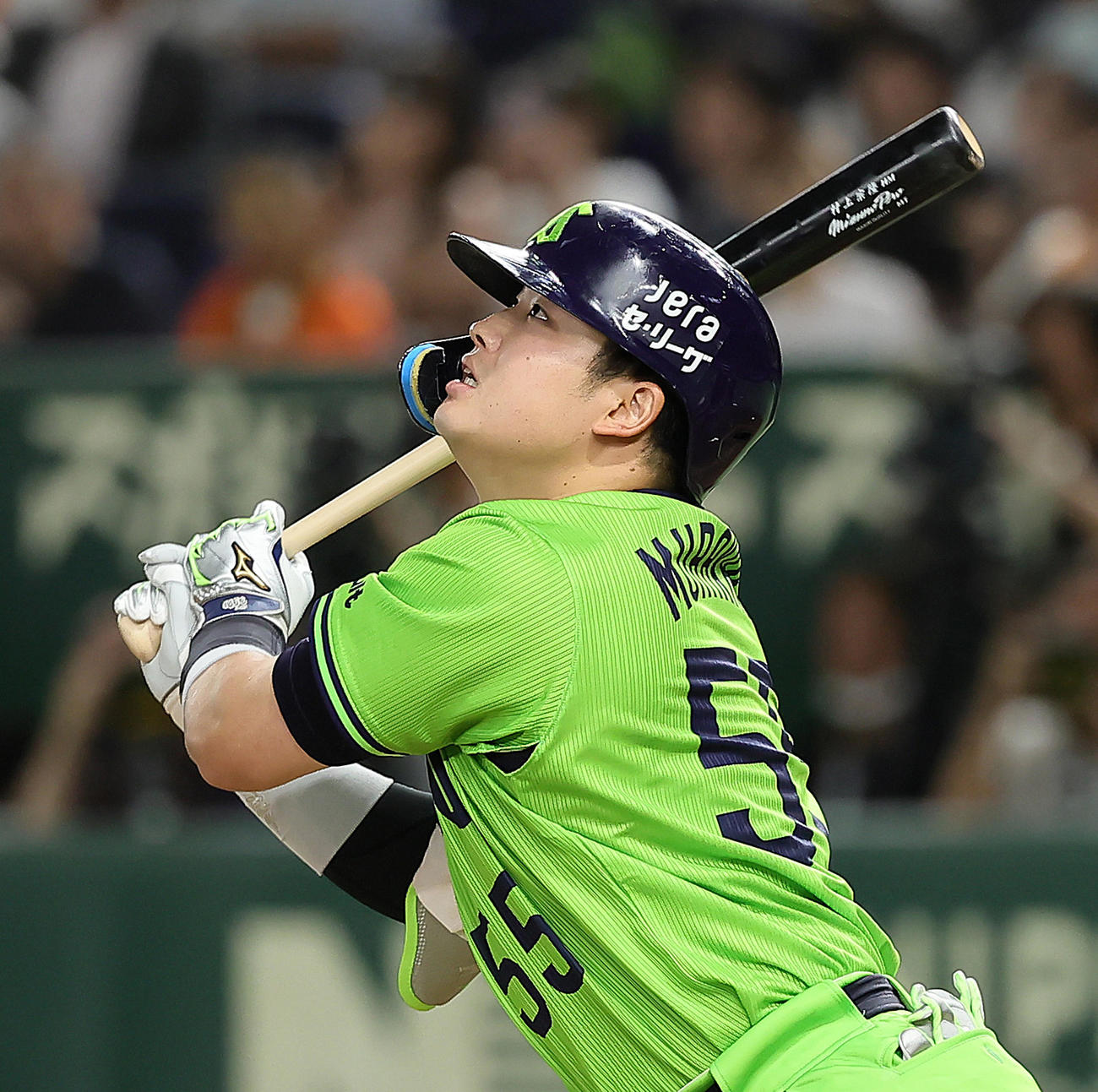 巨人対ヤクルト　4回表ヤクルト2死、左飛に倒れる村上（撮影・足立雅史）