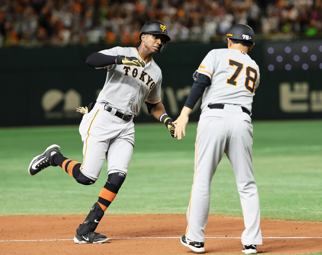 巨人対ヤクルト　8回裏巨人1死、ブリンソン（左）は2者連続となる左越え本塁打を放ちダイヤモンドを1周する（撮影・足立雅史）
