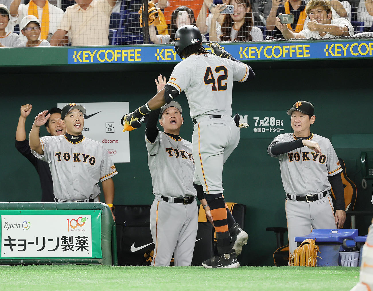 巨人対ヤクルト　8回裏巨人1死、ブリンソン（中央右）は2者連続となる左越え本塁打を放ち原監督（同左）らに迎えられる（撮影・足立雅史）