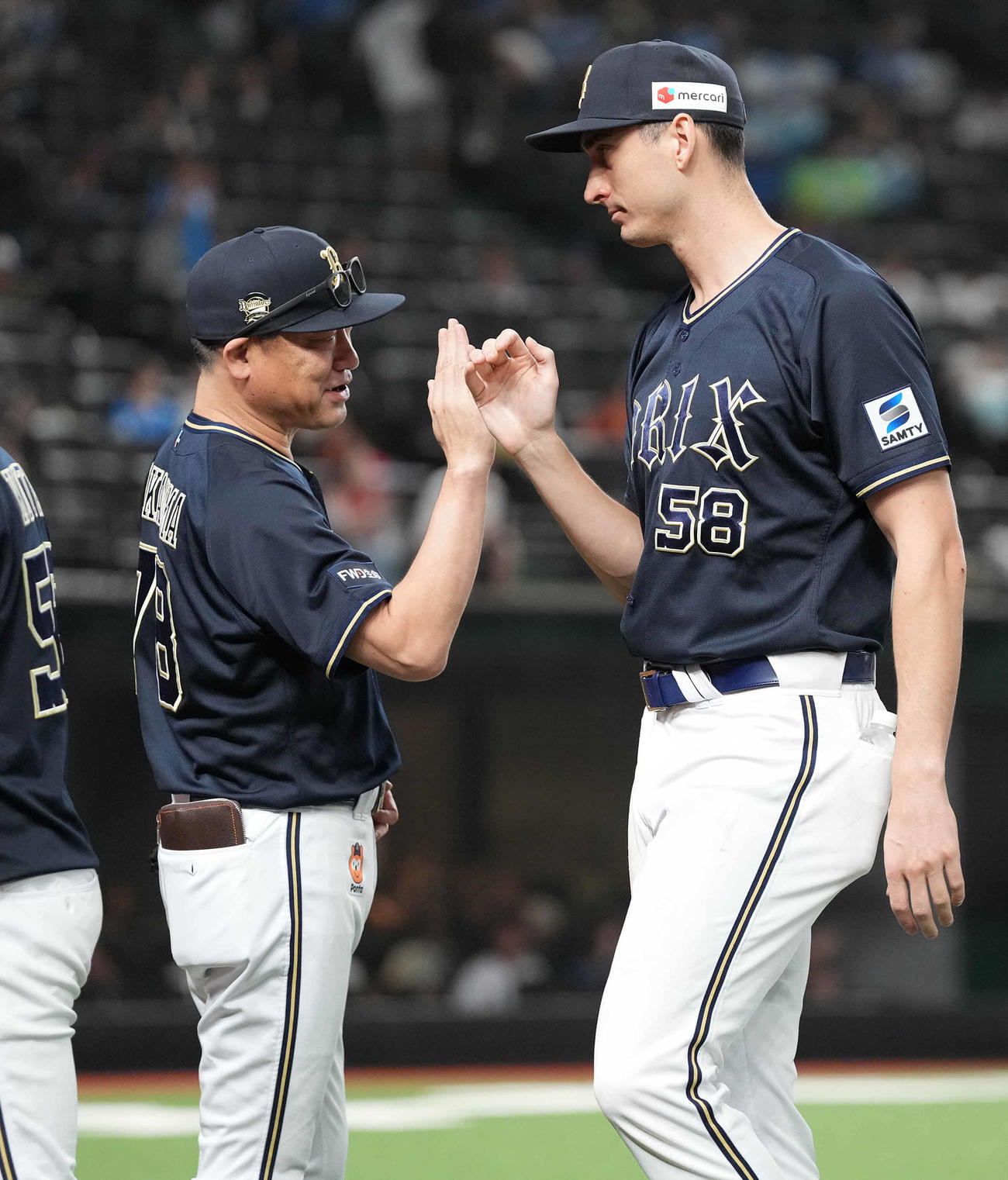 西武対オリックス　勝利投手のワゲスパック（右）を迎えるオリックス中嶋監督（撮影・鈴木みどり）