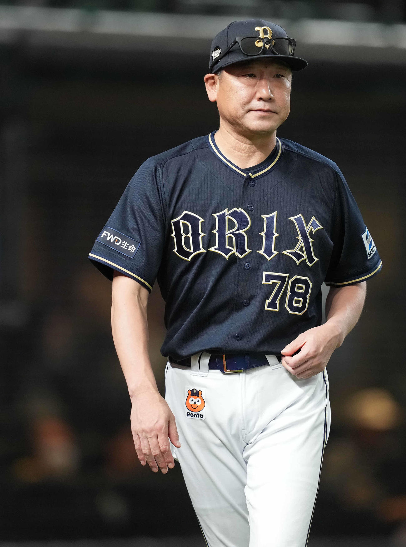 西武対オリックス　7回裏の選手交代を告げ、ベンチへ戻るオリックス中嶋監督（撮影・鈴木みどり）