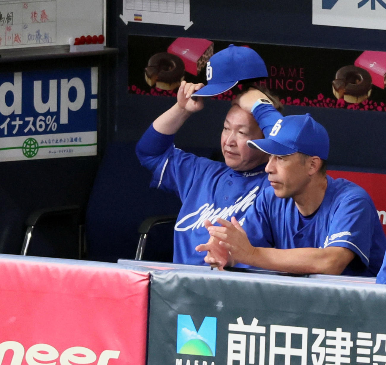 阪神対中日　6回表を前にベンチで帽子をとる立浪監督（撮影・加藤哉）