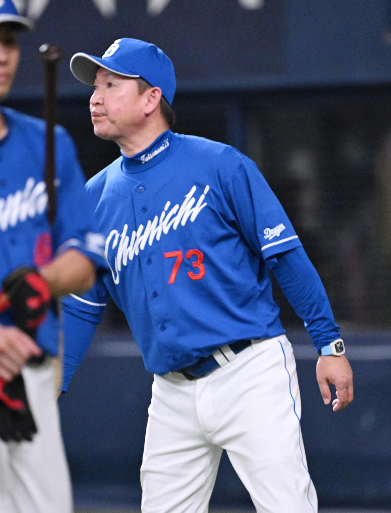 阪神対中日　7回、選手の交代を告げる中日立浪監督（撮影・和賀正仁）
