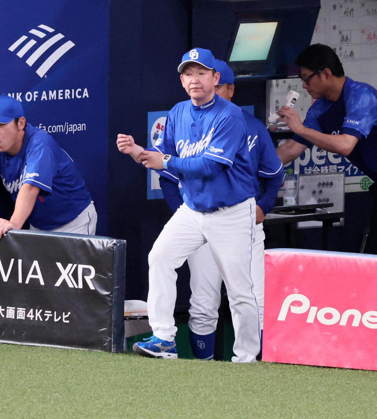 阪神対中日　8回裏阪神1死一、二塁、投手交代を告げにベンチを出る立浪監督（撮影・加藤哉）