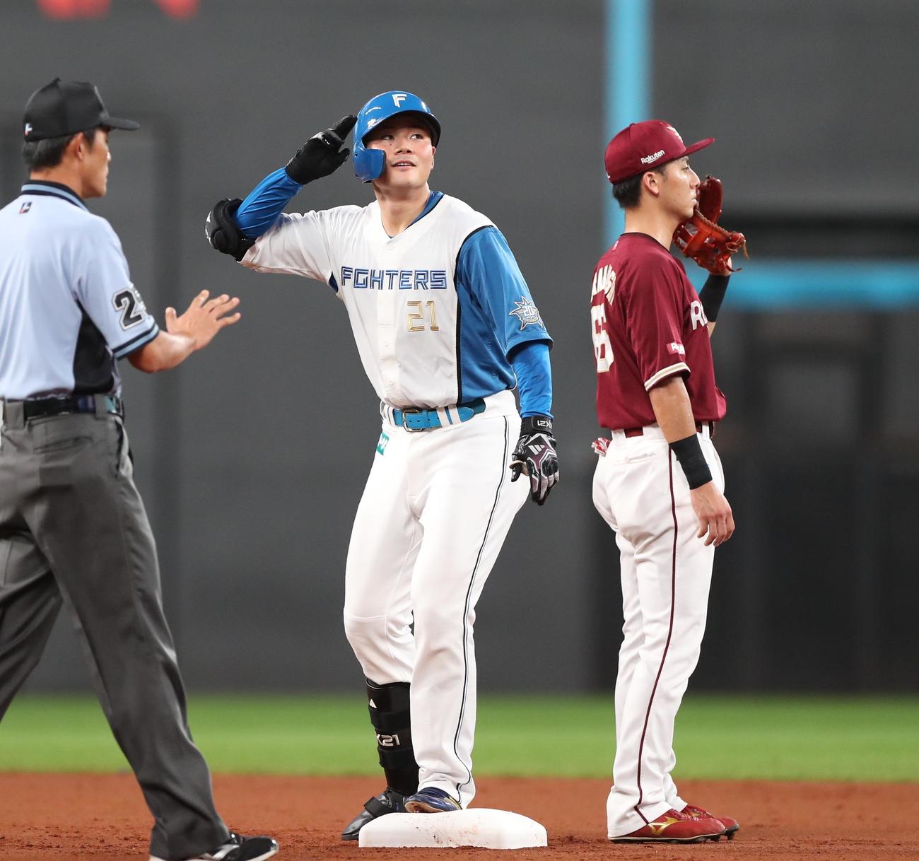 日本ハム対楽天　1回裏日本ハム1死二塁、右中間に適時二塁打を放ちポーズをとる清宮（撮影・黒川智章）