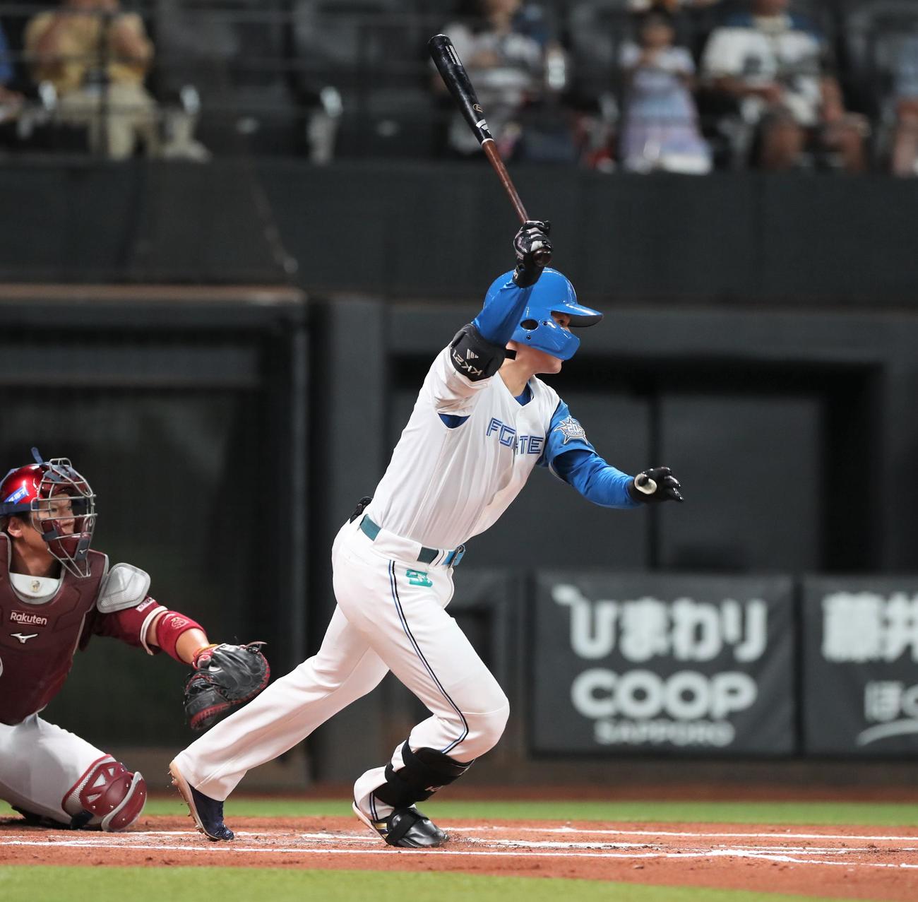 日本ハム対楽天　1回裏日本ハム1死二塁、右中間に適時二塁打を放つ清宮（撮影・黒川智章）