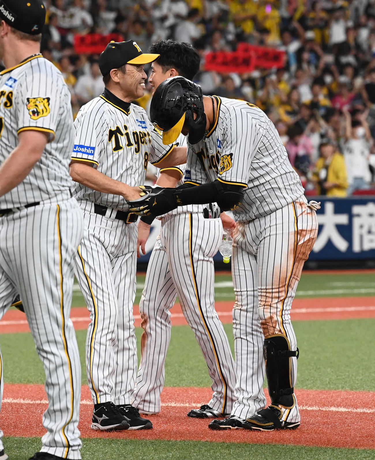 阪神対中日　サヨナラ打を放った大山（右）を笑顔で祝福する岡田監督（撮影・前岡正明）