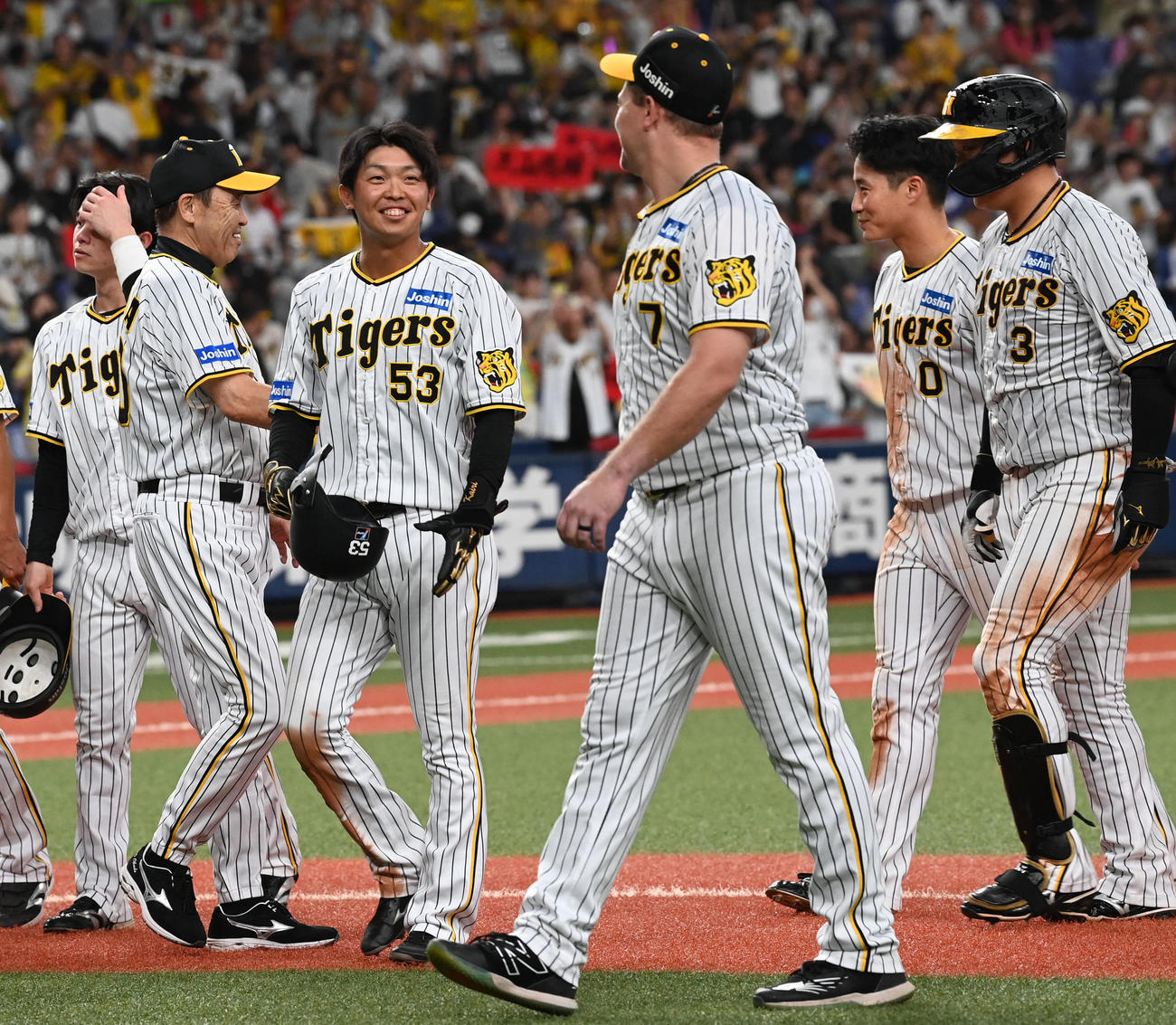 阪神対中日　サヨナラ打を放った大山（右）に駆け寄る岡田監督（撮影・前岡正明）