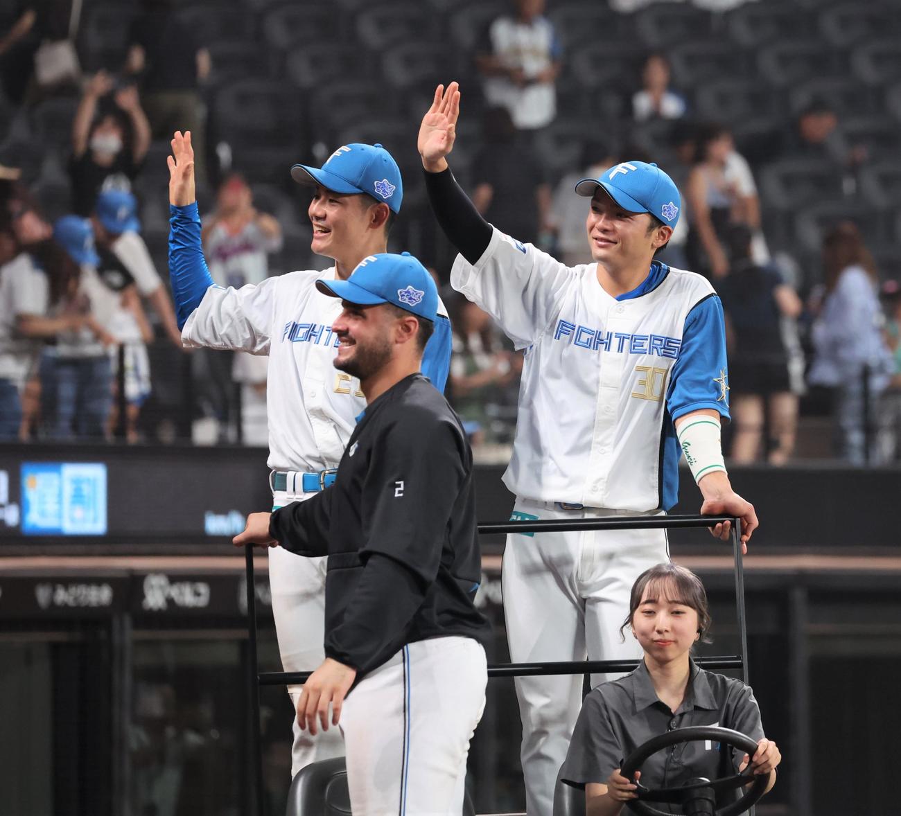 日本ハム対楽天　試合後、スタンドにあいさつする左から清宮、マルティネス、郡司（撮影・黒川智章）