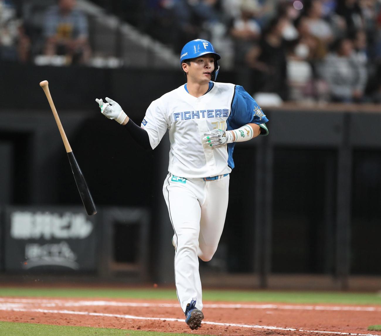 日本ハム対楽天　6回裏日本ハム1死、左越えソロ本塁打を放つ郡司（撮影・黒川智章）