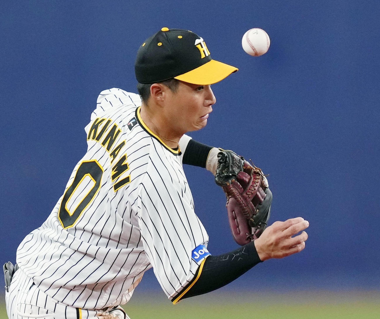 阪神対中日　6回表中日1死一、三塁、木浪は木下の打球をはじき同点とされる（共同）