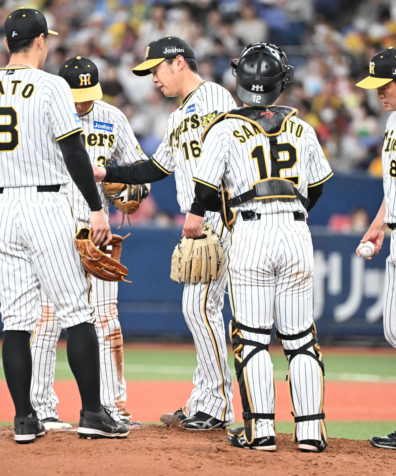 阪神対中日　6回、逆転を許し降板する阪神西勇（撮影・和賀正仁）