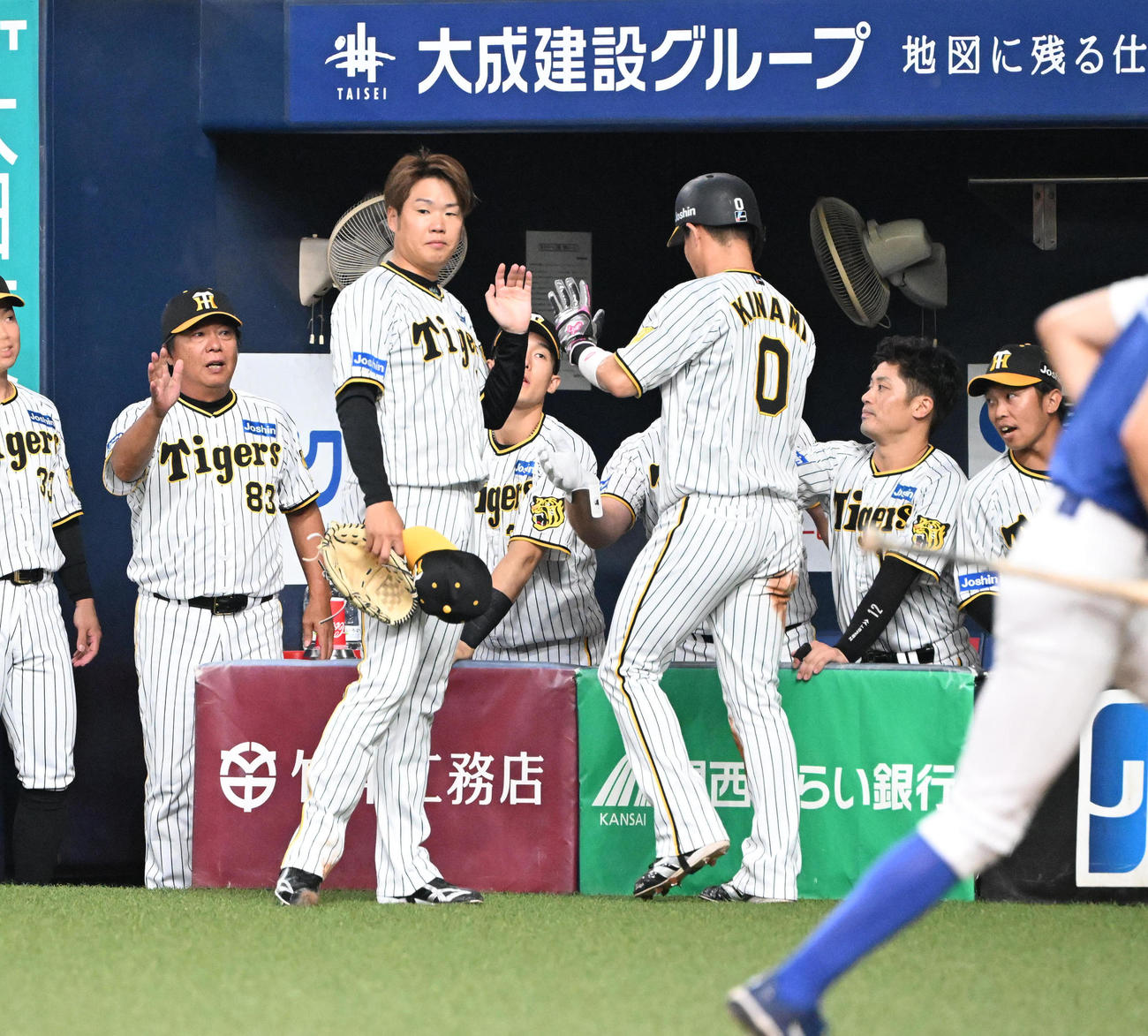 阪神対中日　3回裏阪神1死二、三塁、中野の左飛で生還した木浪を迎える西勇（撮影・和賀正仁）