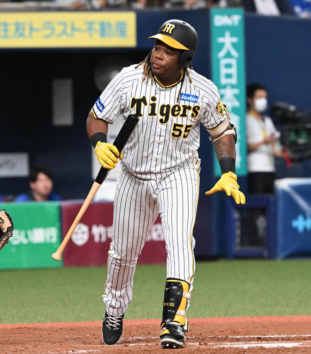 阪神対中日　7回裏阪神無死、代打の代打ミエセスは四球で出塁（撮影・前岡正明）