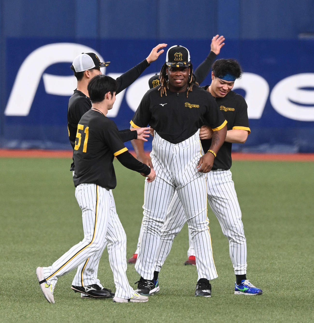 阪神対中日　試合前、阪神ミエセス（右から2人目）のズボンを限界まで上げる佐藤輝（右）、中野（左手前）ら（撮影・前岡正明）