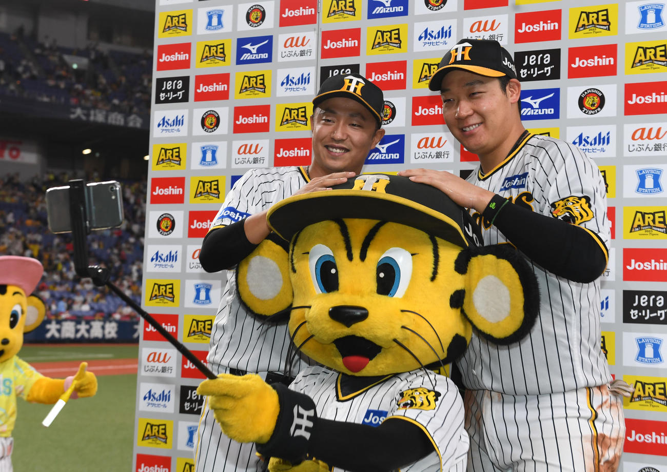 阪神対中日　トラッキーと記念撮影を行う島本（左）と大山（撮影・前岡正明）