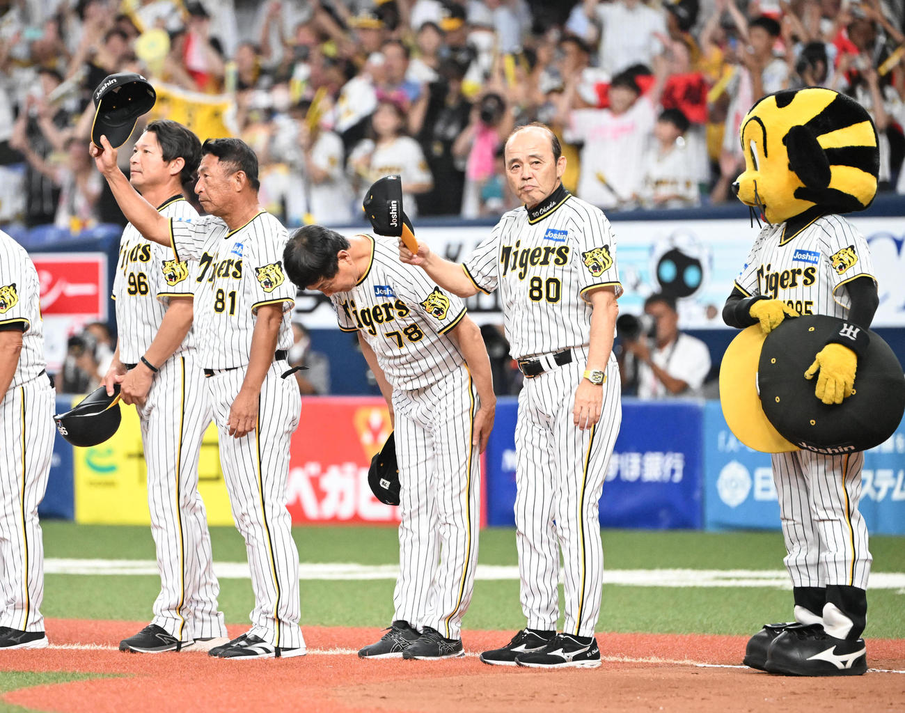 阪神対中日　中日にサヨナラ勝ちしファンにあいさつする阪神岡田監督（撮影・和賀正仁）