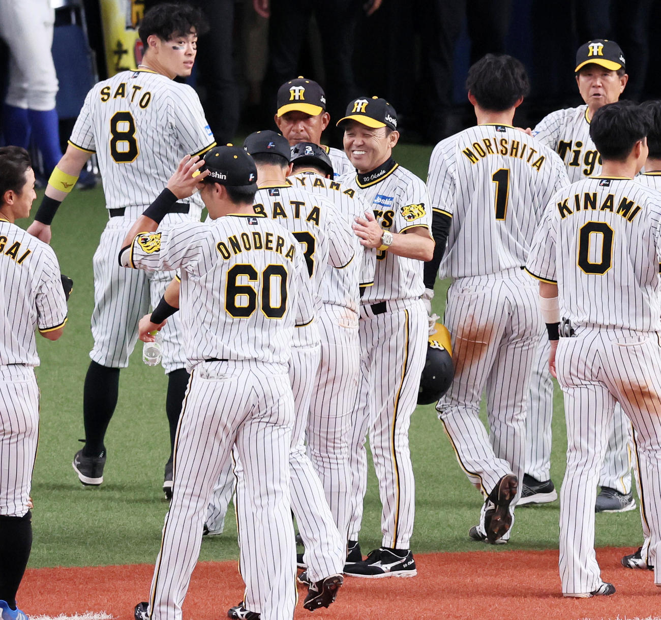 阪神対中日　10回裏阪神2死満塁、岡田監督（中央右）はサヨナラ適時打を放った大山を笑顔で迎える（撮影・加藤哉）