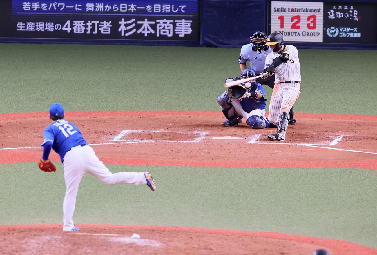 阪神対中日　10回裏阪神2死満塁、大山は左翼へサヨナラ適時打を放つ。投手田島（撮影・加藤哉）