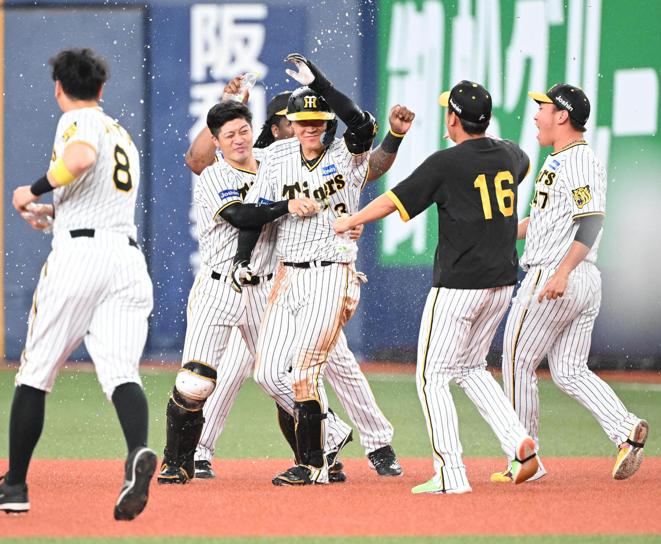 阪神対中日　10回裏阪神2死満塁、左前にサヨナラ打を放った大山はナインから祝福のウオーターシャワーを浴びる（撮影・和賀正仁）
