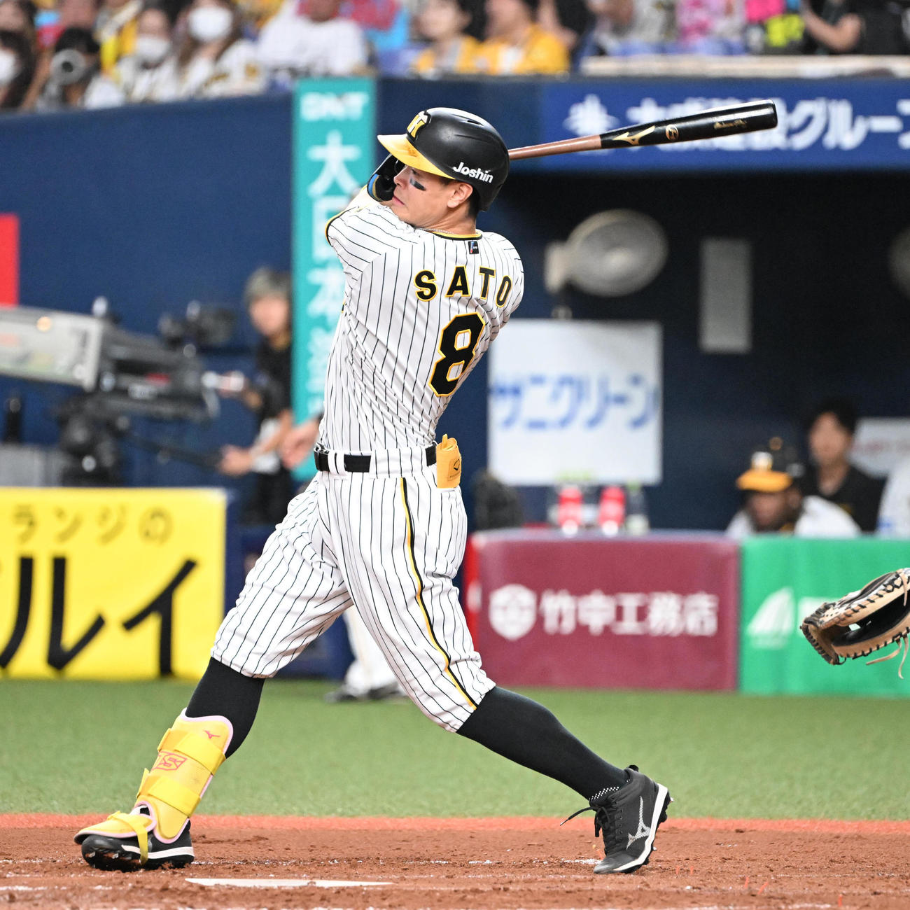 阪神対中日　4回裏阪神1死一塁、中前打を放つ佐藤輝（撮影・和賀正仁）