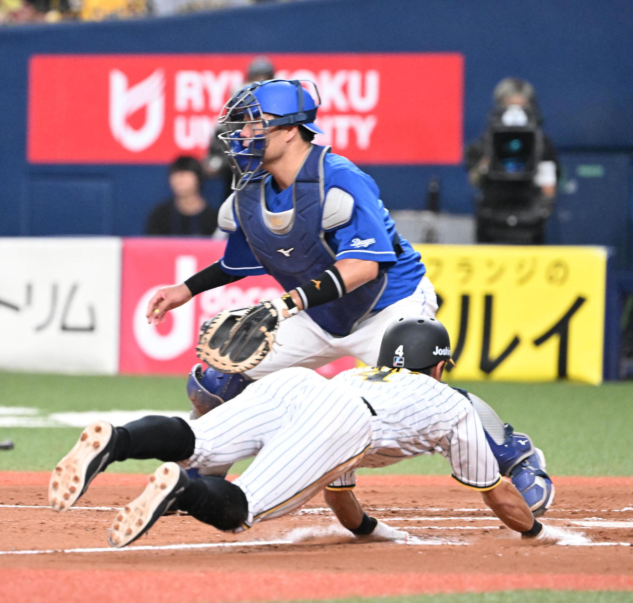 阪神対中日　7回裏阪神2死一塁、森下の二塁打で生還する熊谷（撮影・和賀正仁）