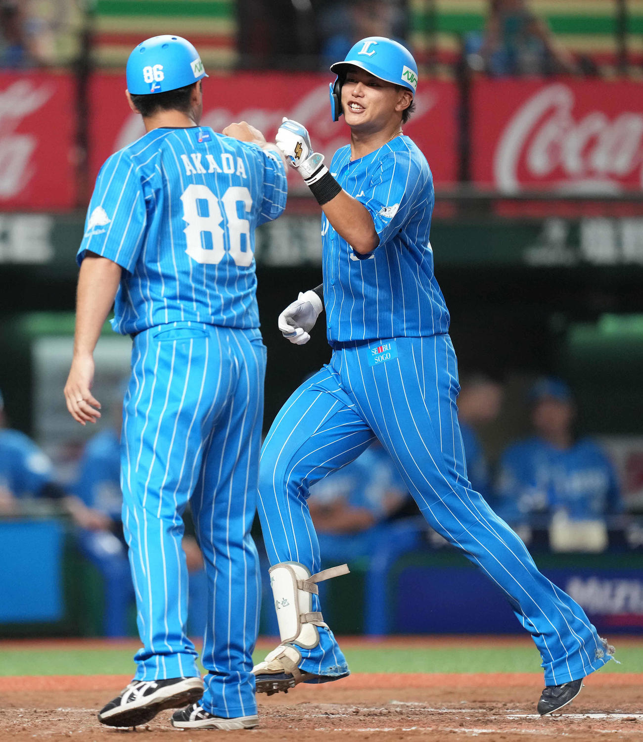 西武対オリックス　8回裏西武1死、プロ初本塁打の右越えソロ本塁打を放った西川（右）は笑顔で生還（撮影・鈴木みどり）