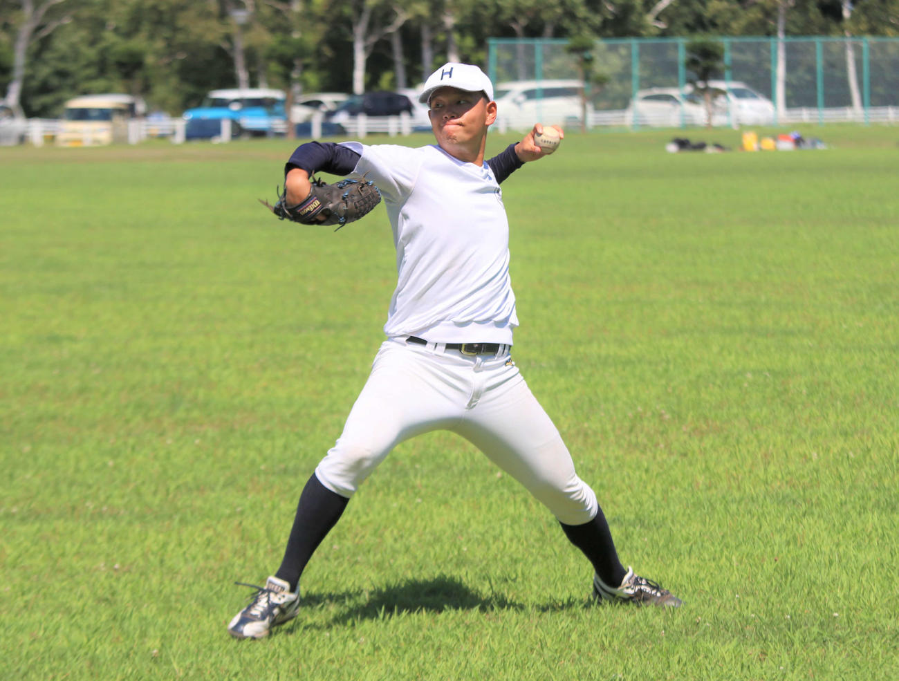 キャッチボールする北海学園大・帯川（撮影・山崎純一）