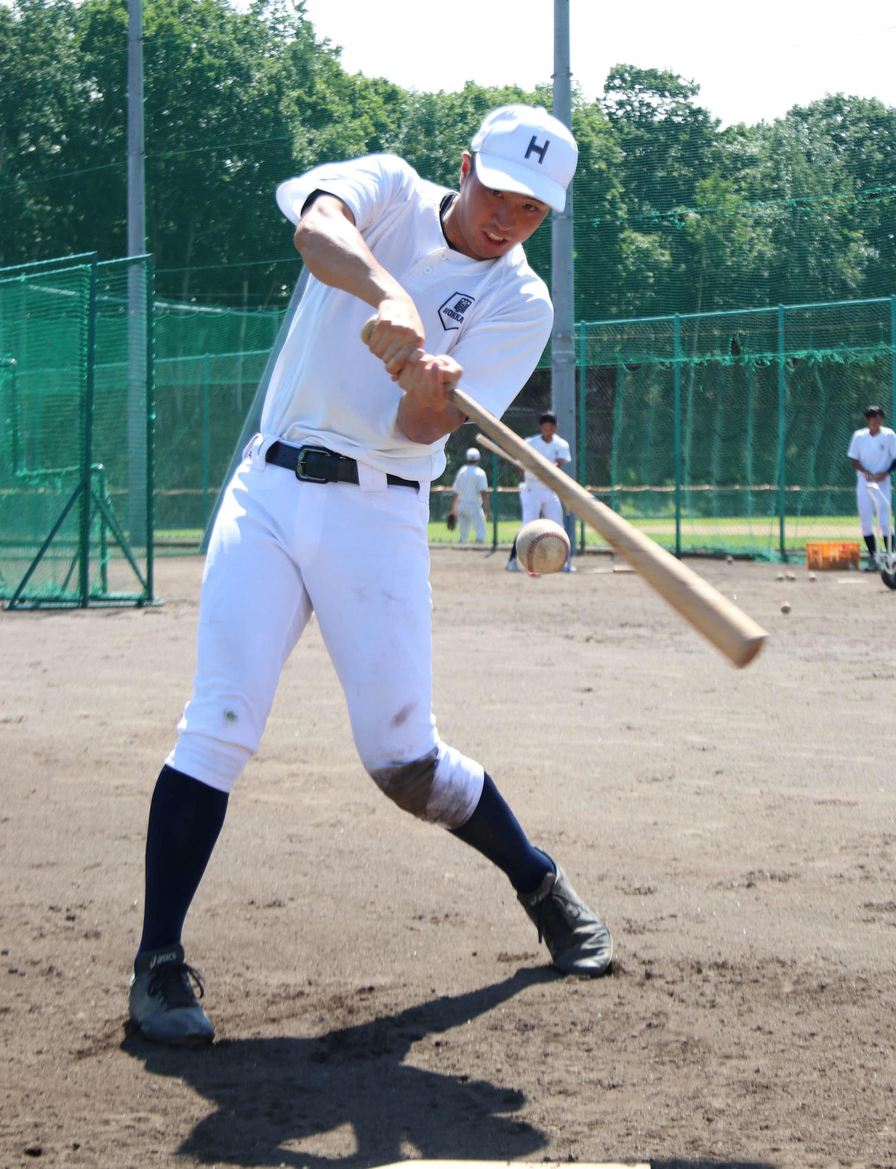練習で振り込む北海学園大の関（撮影・山崎純一）