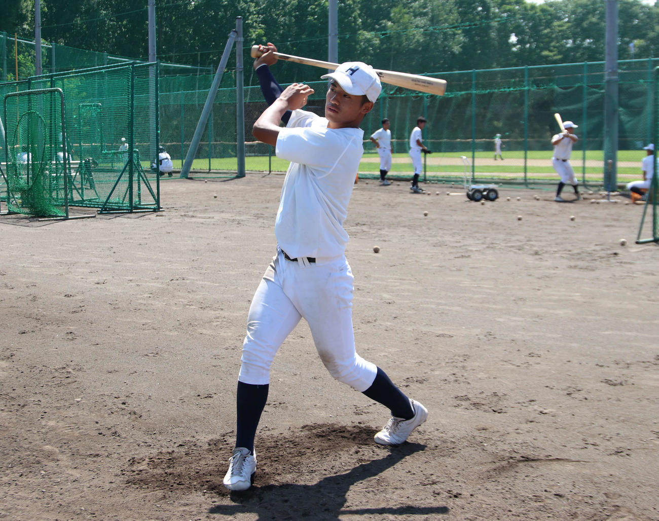 ティー打撃で振り込む北海学園大の杉林（撮影・山崎純一）