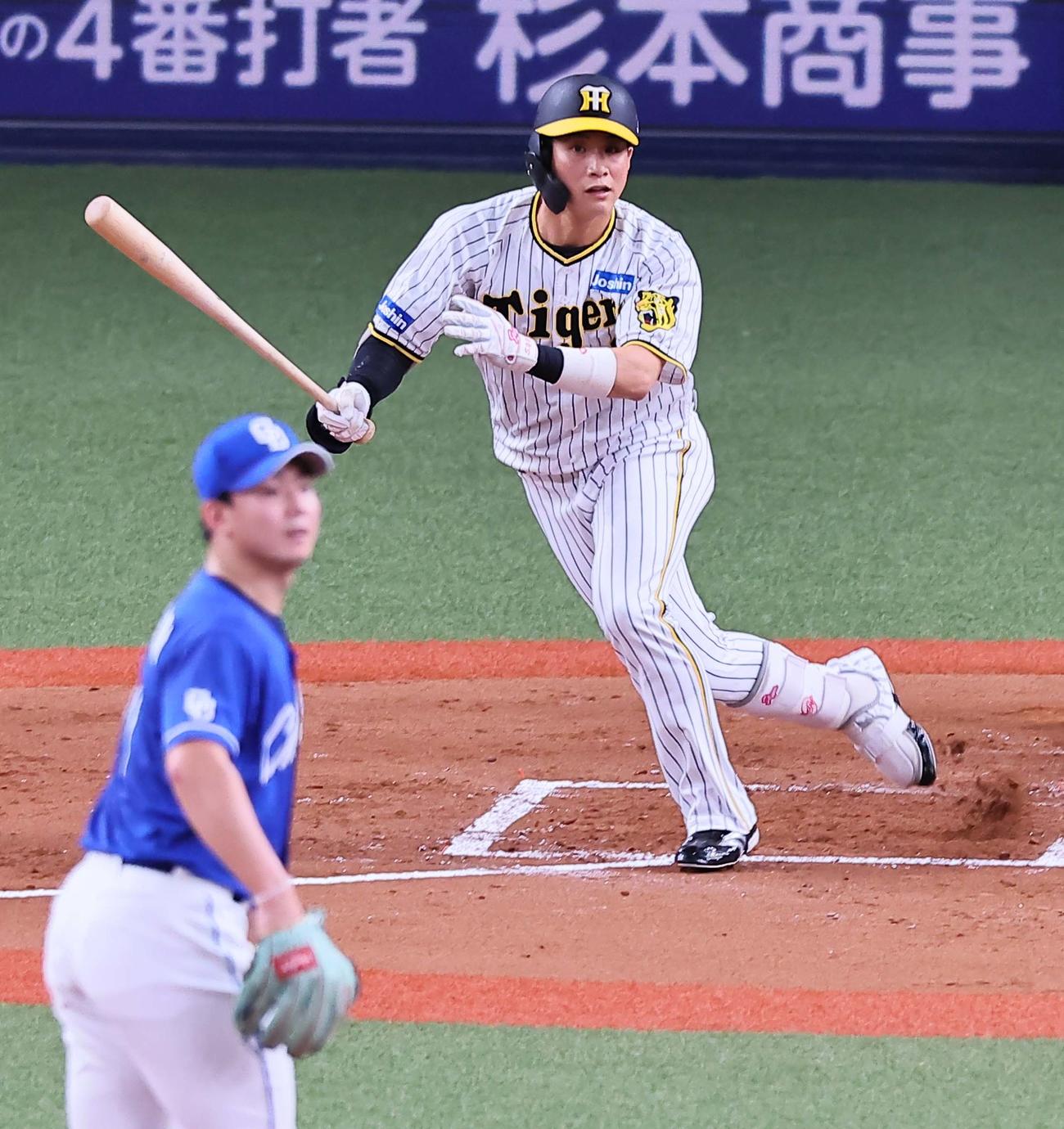 阪神対中日　2回裏阪神1死一塁、木浪は中ゴロに倒れる（撮影・上田博志）
