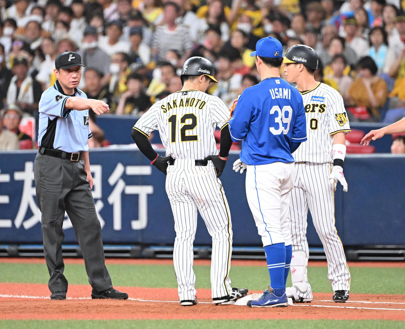 阪神対中日　1回裏阪神1死一塁、木浪の打球で阪神坂本が二封される（撮影・和賀正仁）