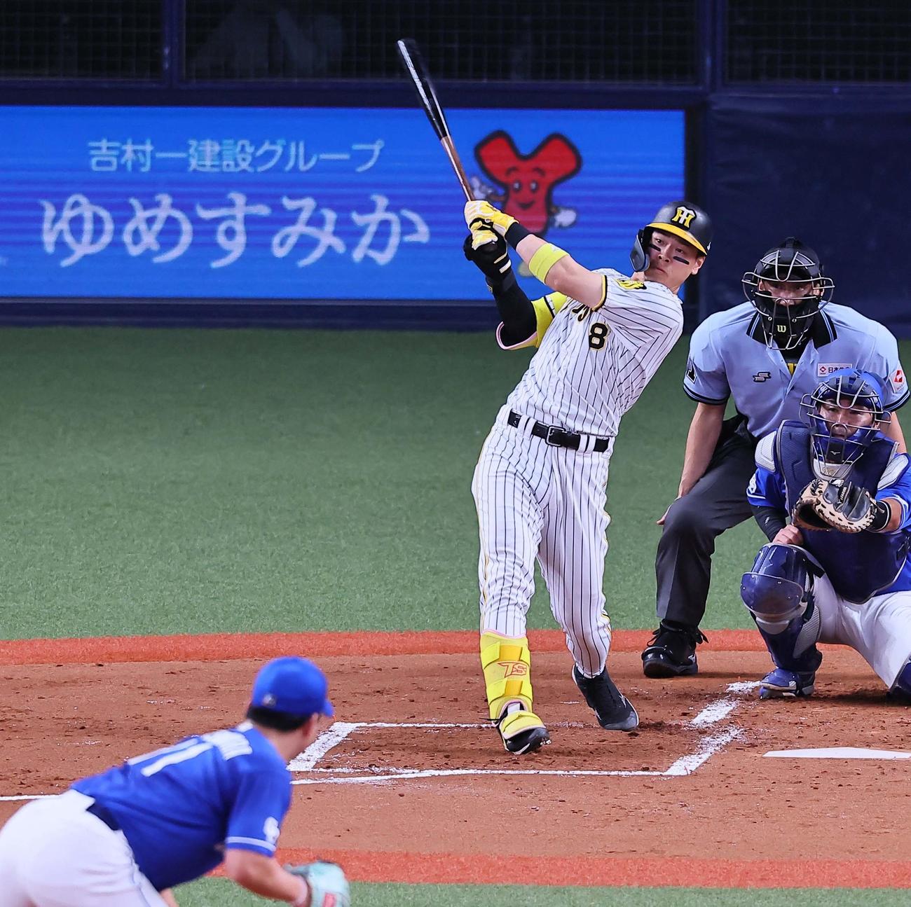 阪神対中日　2回裏阪神無死、佐藤輝は右飛に倒れる（撮影・上田博志）
