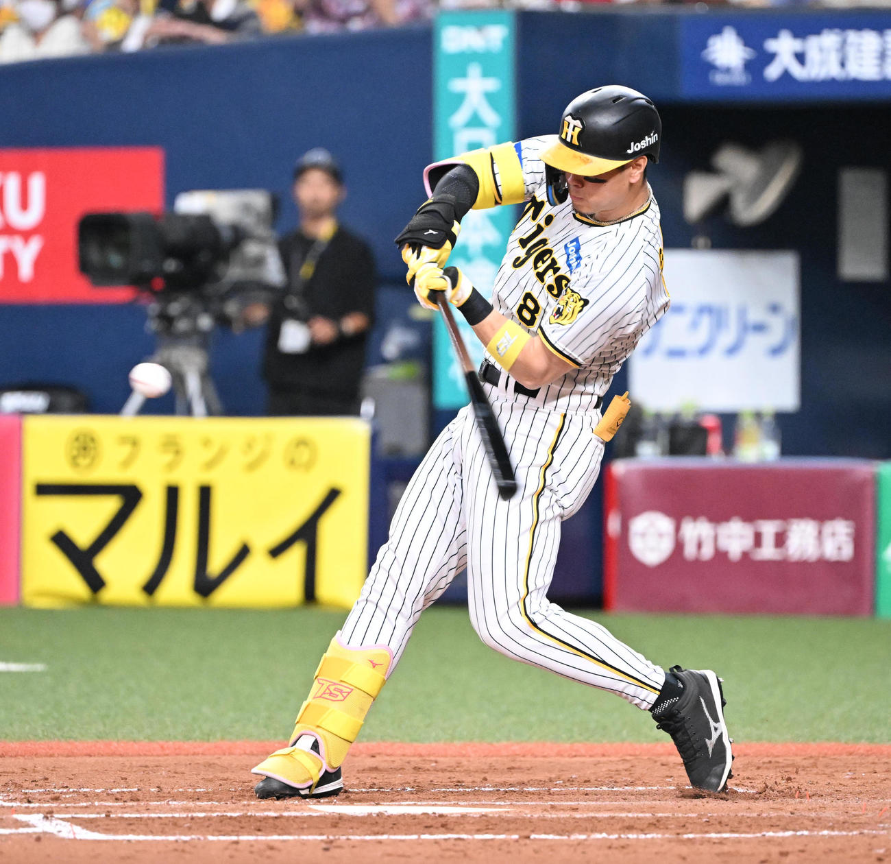 阪神対中日　4回裏阪神無死、右中間にソロ本塁打を放つ佐藤輝（撮影・和賀正仁）