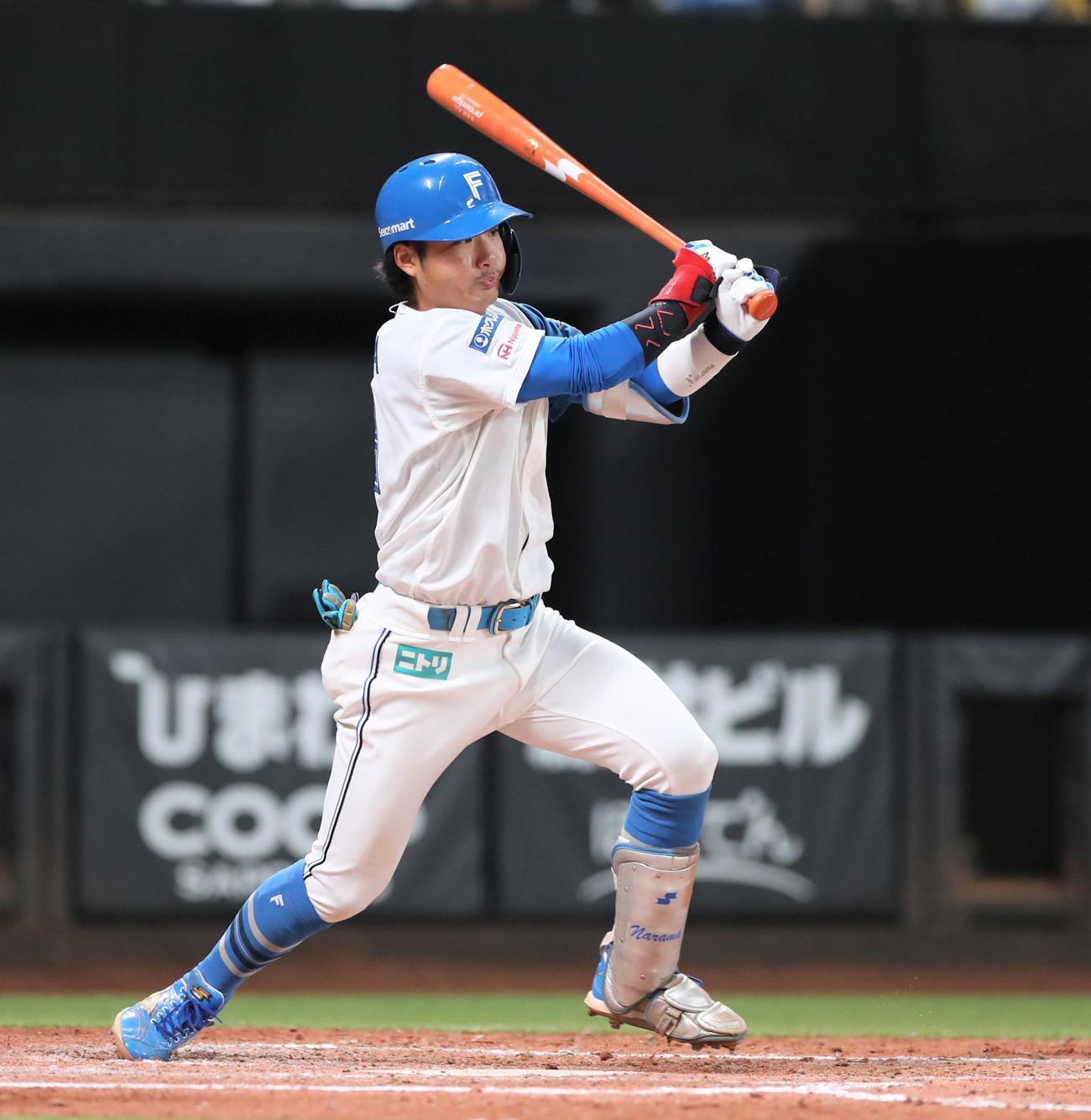 日本ハム対楽天　2回裏日本ハム2死一、三塁、中前適時打を放つ奈良間（撮影・黒川智章）