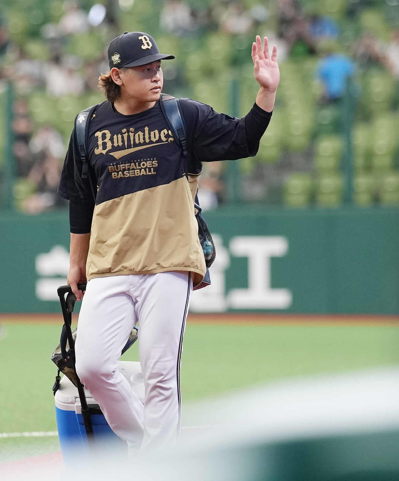 西武対オリックス　試合前練習を終え、手を振りながら引き揚げるオリックス宮城（撮影・鈴木みどり）