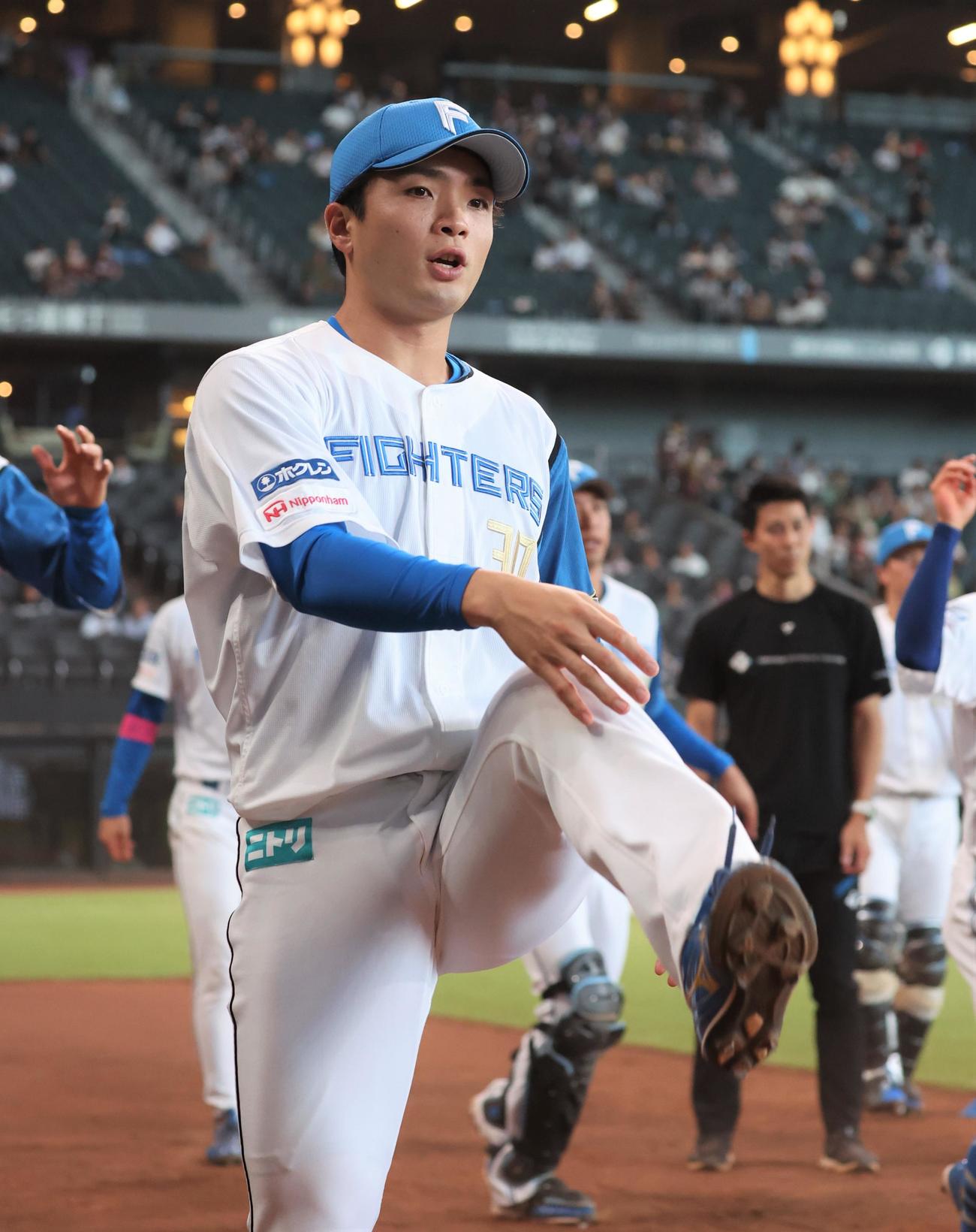 日本ハム対楽天　試合前、アップする郡司（撮影・黒川智章）