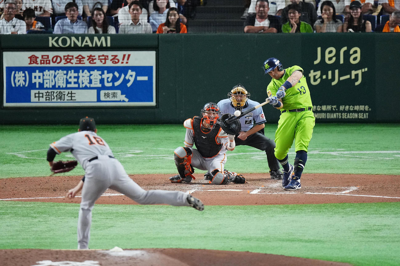 巨人対ヤクルト　7回表ヤクルト無死一塁、左越え2点本塁打を放つオスナ。投手菅野（撮影・垰建太）